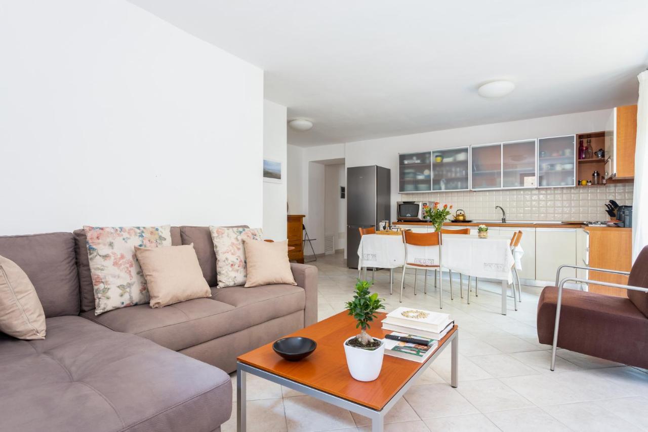 Spacious 3-Bedroom Apartment With Courtyard In Tempio Pausania - Perfect For Families ภายนอก รูปภาพ