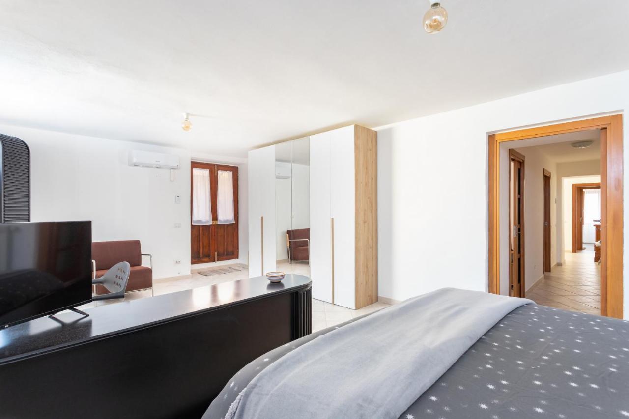 Spacious 3-Bedroom Apartment With Courtyard In Tempio Pausania - Perfect For Families ภายนอก รูปภาพ
