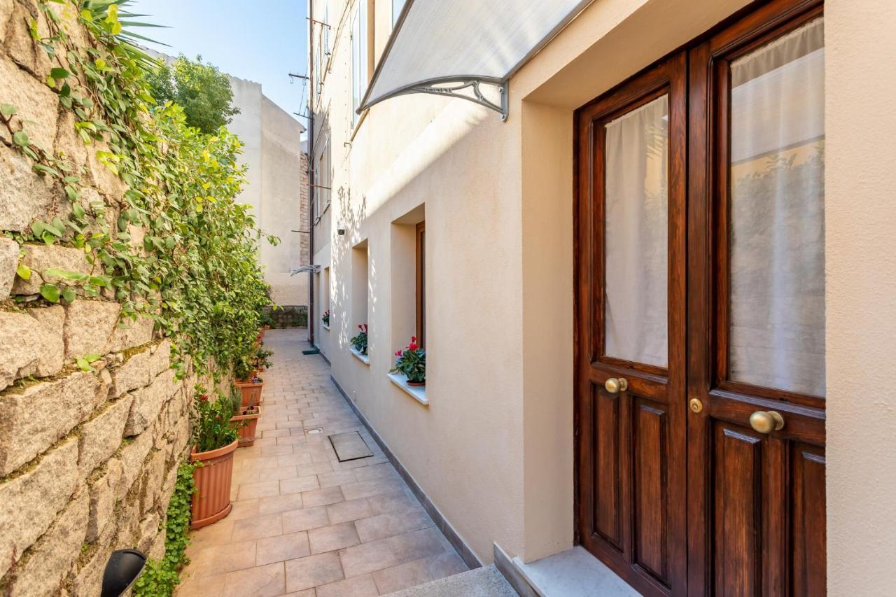 Spacious 3-Bedroom Apartment With Courtyard In Tempio Pausania - Perfect For Families ภายนอก รูปภาพ