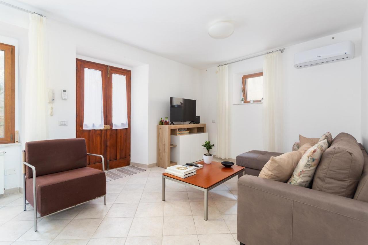 Spacious 3-Bedroom Apartment With Courtyard In Tempio Pausania - Perfect For Families ภายนอก รูปภาพ